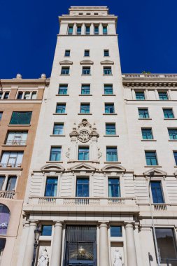 Barcelona, Katalonya, İspanya ve Avrupa 'daki Catalunya Meydanı' ndaki eski bir ofis binasının cephesi