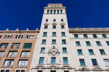 Barcelona, Katalonya, İspanya ve Avrupa 'daki Catalunya Meydanı' ndaki eski bir ofis binasının cephesi