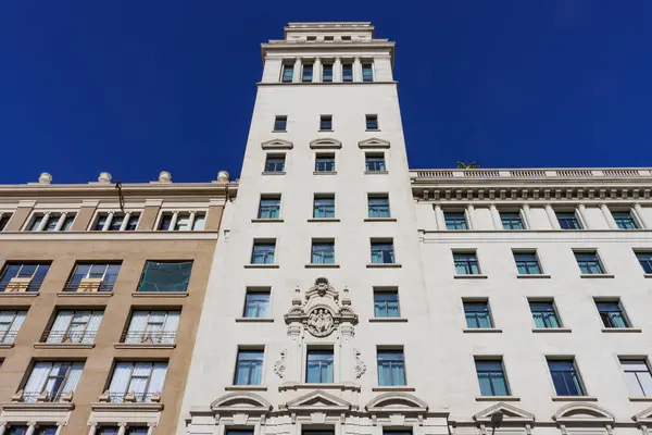 Barcelona, Katalonya, İspanya ve Avrupa 'daki Catalunya Meydanı' ndaki eski bir ofis binasının cephesi