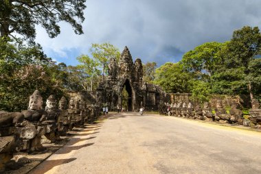 Angkor Thom 'un güney kapısı ve köprüsü, Angkor, Kamboçya, Asya