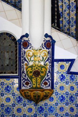 Zengin dekore edilmiş merdiven ve Torre Bellesguard evinin içi, Barcelona, Katalonya, İspanya, Avrupa