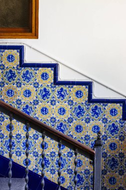 Zengin dekore edilmiş merdiven ve Torre Bellesguard evinin içi, Barcelona, Katalonya, İspanya, Avrupa