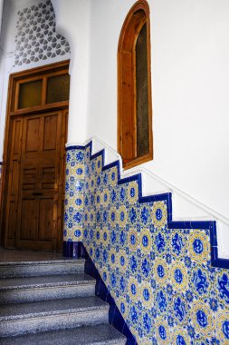 Zengin dekore edilmiş merdiven ve Torre Bellesguard evinin içi, Barcelona, Katalonya, İspanya, Avrupa