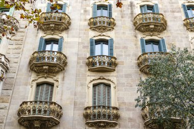 El Eixample, Barcelona, Katalonya, İspanya ve Avrupa 'daki eski apartman binalarının cephesi
