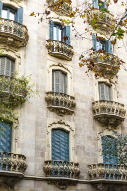El Eixample, Barcelona, Katalonya, İspanya ve Avrupa 'daki eski apartman binalarının cephesi