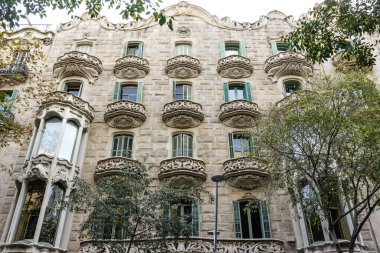 El Eixample, Barcelona, Katalonya, İspanya ve Avrupa 'daki eski apartman binalarının cephesi