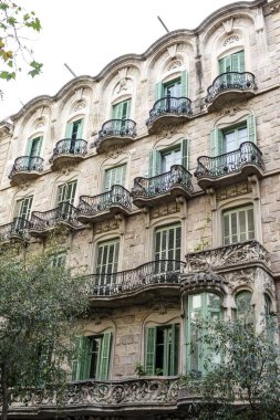 El Eixample, Barcelona, Katalonya, İspanya ve Avrupa 'daki eski apartman binalarının cephesi