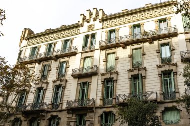 El Eixample, Barcelona, Katalonya, İspanya ve Avrupa 'daki eski apartman binalarının cephesi