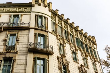 El Eixample, Barcelona, Katalonya, İspanya ve Avrupa 'daki eski apartman binalarının cephesi