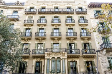 El Eixample, Barcelona, Katalonya, İspanya ve Avrupa 'daki eski apartman binalarının cephesi