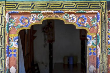Süslü ve süslü kapı direği ejderhalarla süslenmiş Bhutanese tarzı bir çiçek, Mongar, Butan, Asya
