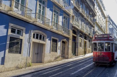Lizbon, Portekiz, Avrupa 'nın tarihi merkezinde eski kırmızı tramvay