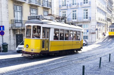 Lizbon, Portekiz, Avrupa 'nın tarihi merkezinde eski sarı tramvay