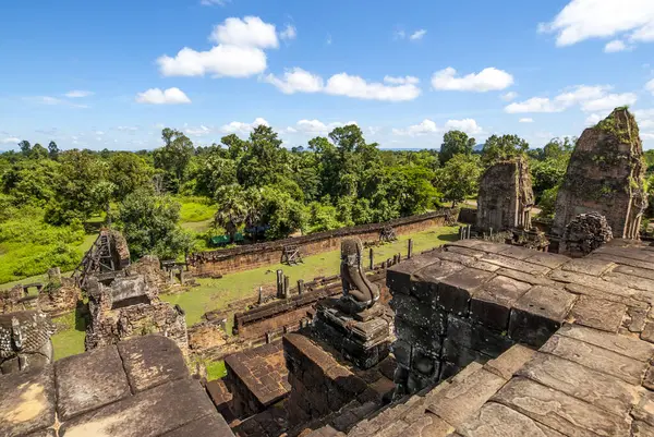 Banteay Kdei tapınağının ve etrafındaki ormanın dışında Angkor, Kamboçya, Asya