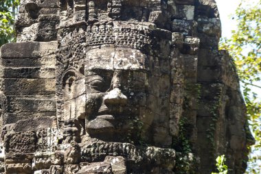 Banteay Kdei Tapınağı, Angkor, Kamboçya, Asya 'nın giriş kapısının tepesinde devasa bir yüz var.