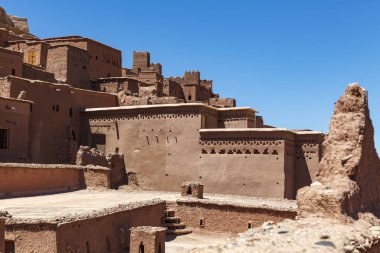 Ait Ben Haddou 'nun dışı, Orta Fas, Kuzey Afrika' da güçlendirilmiş bir köy.