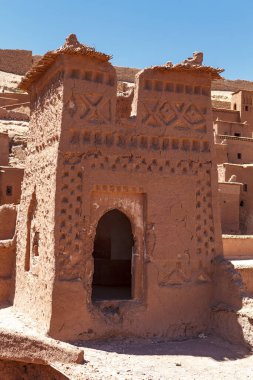 Ait Ben Haddou 'nun dışı, Orta Fas, Kuzey Afrika' da güçlendirilmiş bir köy.