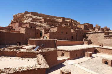 Ait Ben Haddou 'nun dışı, Orta Fas, Kuzey Afrika' da güçlendirilmiş bir köy.