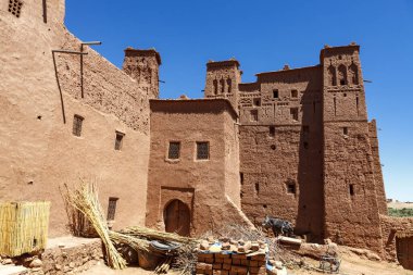 Ait Ben Haddou 'nun dışı, Orta Fas, Kuzey Afrika' da güçlendirilmiş bir köy.