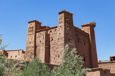 Ait Ben Haddou 'nun dışı, Orta Fas, Kuzey Afrika' da güçlendirilmiş bir köy.