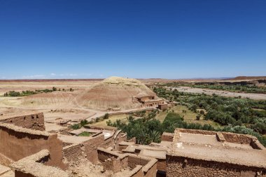 Ait Ben Haddou 'nun dışı, Orta Fas, Kuzey Afrika' da güçlendirilmiş bir köy.