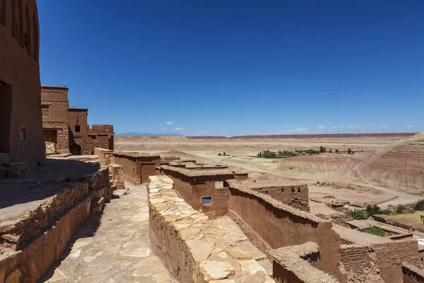 Ait Ben Haddou 'nun dışı, Orta Fas, Kuzey Afrika' da güçlendirilmiş bir köy.