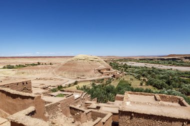 Ait Ben Haddou 'nun dışı, Orta Fas, Kuzey Afrika' da güçlendirilmiş bir köy.
