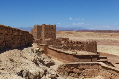 Ait Ben Haddou 'nun dışı, Orta Fas, Kuzey Afrika' da güçlendirilmiş bir köy.