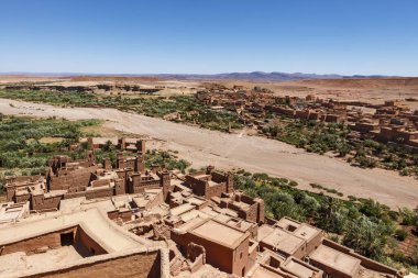 Ait Ben Haddou 'nun dışı, Orta Fas, Kuzey Afrika' da güçlendirilmiş bir köy.