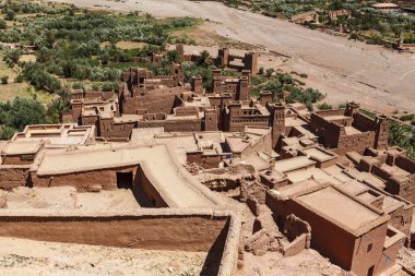 Ait Ben Haddou 'nun dışı, Orta Fas, Kuzey Afrika' da güçlendirilmiş bir köy.