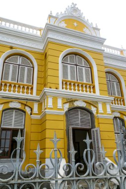 Battambang, Kamboçya, Asya 'daki Sangker nehri boyunca sarı koloni binası.