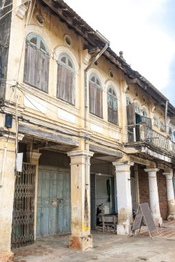 Battambang, Kamboçya, Asya 'daki Sangker nehri kıyısındaki eski Fransız sömürge binası.