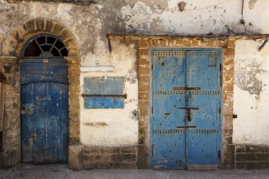 Essaouira, Fas, Kuzey Afrika 'daki eski süslü mavi kapı.