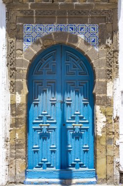 Essaouira, Fas, Kuzey Afrika 'daki eski süslü mavi kapı.