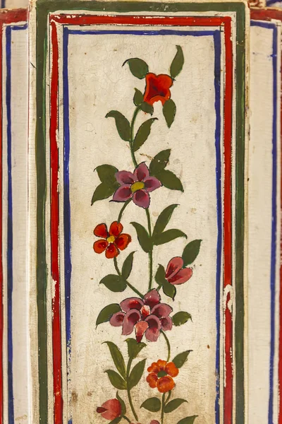 Bikaner, Rajasthan, Hindistan ve Asya 'daki bir Jain tapınağının içindeki çiçek desenli resim.