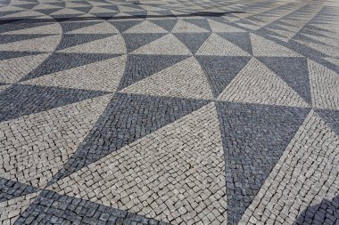 Lizbon, Portekiz, Avrupa 'da bir meydanda siyah ve beyaz üçgen şekilli bir asma.