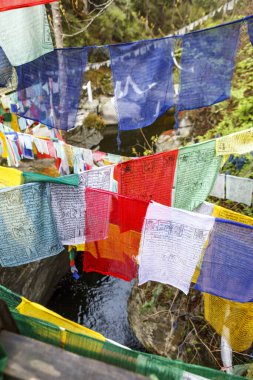 Yanan Göl 'de renkli dua bayrakları, dini bir site, Jakar, Bumthang Vadisi, Butan