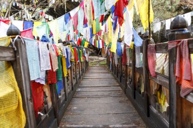 Yanan Göl 'de renkli dua bayrakları, dini bir site, Jakar, Bumthang Vadisi, Butan