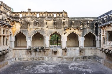 Hampi, Karnataka, Hindistan ve Asya 'daki Kraliçe Hamamının İçi