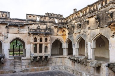 Hampi, Karnataka, Hindistan ve Asya 'daki Kraliçe Hamamının İçi