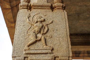 Hazararama Tapınağı 'nın direğine oyma yapan Lord Hanuman, Hampi, Karnataka, Hindistan, Asya