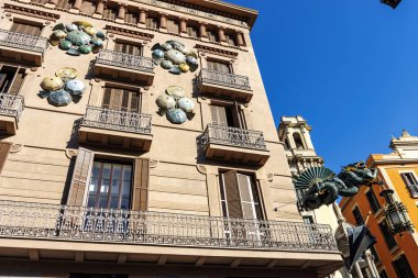 Las Ramblas, Barcelona, Katalonya, İspanya ve Avrupa 'daki Asya Şemsiyeleri' nin cephesi