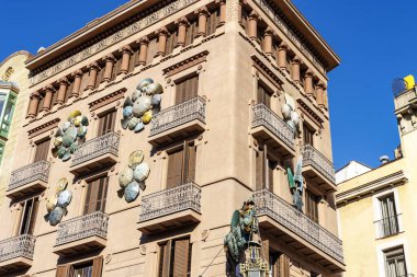 Las Ramblas, Barcelona, Katalonya, İspanya ve Avrupa 'daki Asya Şemsiyeleri' nin cephesi