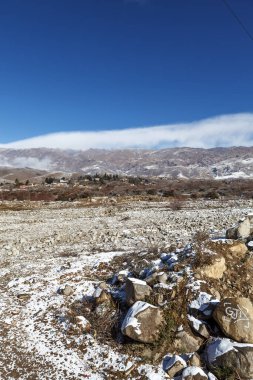 Tafi del Valle, Tucuman, Arjantin, Güney Amerika 'daki dağ manzarasına, vadiye ve kara bakın.