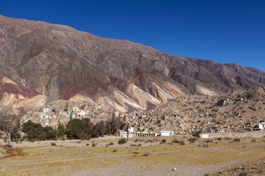 Maimara, Quebrada de Humahuaca, Jujuy, Arjantin, Güney Amerika 'daki Ressam Paleti' nin eteğindeki mezarlıkta.