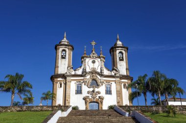 Ouro Preto, Minas Gerais, Brezilya, Güney Amerika 'daki Our Lady of Carmel (Igreja de Nossa do Carmo) kilisesinin önünde.