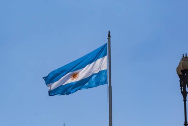 Buenos Aires 'in tarihi merkezinde rüzgarda dalgalanan Arjantin bayrağı, Güney Amerika