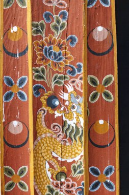 Asya 'nın Butan kentindeki Trashigang Dzong manastırının zengin sütunları.