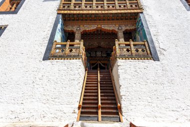 Punakha, Batı Butan, Asya 'daki Punakha Dzong manastırının içindeki tapınağın giriş merdivenleri.