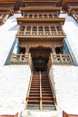Punakha, Batı Butan, Asya 'daki Punakha Dzong manastırının içindeki tapınağın giriş merdivenleri.